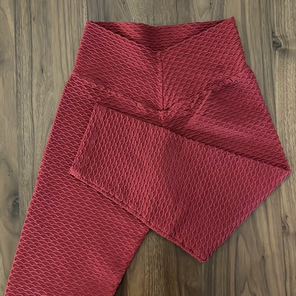 Booty by Brabants Croco Skin Cropped Legging, One Size, Merlot - Picture 7 of 7